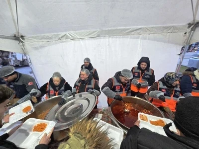 K&uuml;tahya AFAD g&ouml;n&uuml;ll&uuml;lerinden iftar &ccedil;adırında yemek dağıtımı
