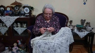K&uuml;tahya&rsquo;da 70 yıldır ilmek atan emekli &ouml;ğretmenin azmi &ouml;rnek oluyor
