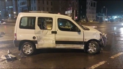 K&uuml;tahya&rsquo;da ambulans ile otomobil &ccedil;arpıştı: 1 yaralı
