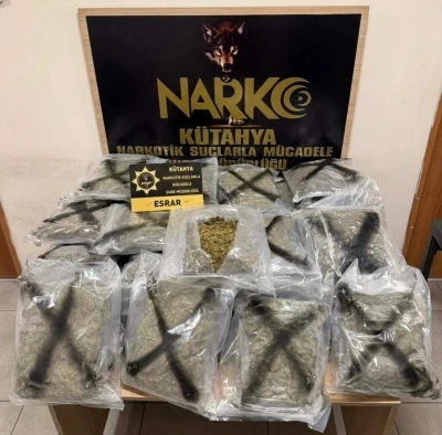 Kütahya’da bir kamyonda 33 kilo esrar ve 6,55 gram kokain ele geçirildi, 3 şüpheli tutuklandı
