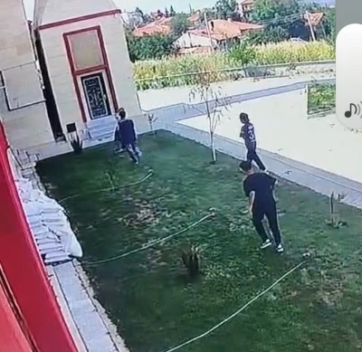 K&uuml;tahya&rsquo;da caminin sulama fıskiyelerine zarar verdiler: O anlar kameraya yansıdı
