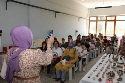 K&uuml;tahya&rsquo;da &ccedil;ocuklar doğal taşların gizemli d&uuml;nyasını keşfetti
