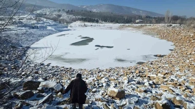 K&uuml;tahya&rsquo;da dondurucu soğuklar g&ouml;leti tamamen buzla kapladı
