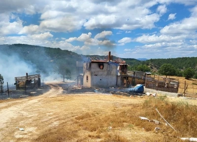 K&uuml;tahya&rsquo;da ev yangını ormana sı&ccedil;radı, 3 hektar alan zarar g&ouml;rd&uuml;
