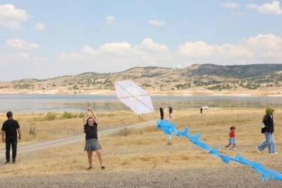 K&uuml;tahya&rsquo;da g&ouml;ky&uuml;z&uuml; u&ccedil;urtmalarla şenlendi
