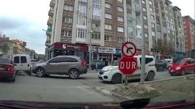 K&uuml;tahya&rsquo;da iki aracın &ccedil;arpışması kameralara yansıdı
