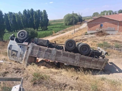 Kütahya’da inşaat malzemesi yüklü kamyon devrildi: 1 yaralı
