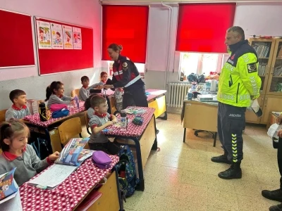 Kütahya’da jandarmadan &quot;Güvenli Okul Güvenli Gelecek&quot; projesi etkinlikleri

