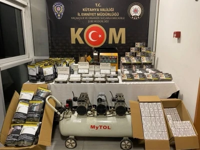 K&uuml;tahya&rsquo;da ka&ccedil;ak&ccedil;ılığa darbe, binlerce makaron ve ka&ccedil;ak telefon ele ge&ccedil;irildi
