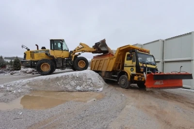 K&uuml;tahya&rsquo;da karla m&uuml;cadele &ccedil;alışmaları aralıksız s&uuml;r&uuml;yor
