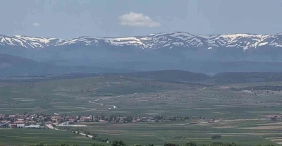 K&uuml;tahya&rsquo;da kartpostallık manzara zirvede kar, ovada bahar

