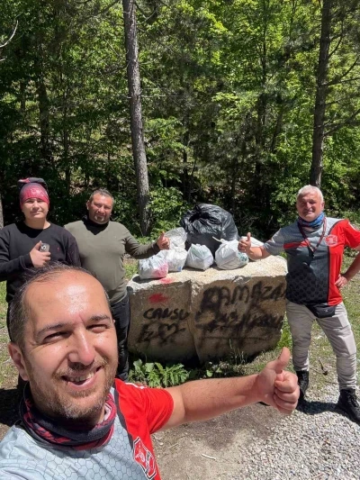 K&uuml;tahya&rsquo;da kirlenen mesire alanını Eskişehirli motosiklet grubu temizledi
