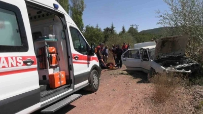 Kütahya’da kontrolden çıkan otomobil şarampole devrildi: 3 yaralı
