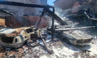 K&uuml;tahya&rsquo;da korkutan yangın: 3 ev hasar g&ouml;rd&uuml;, 2 ara&ccedil; k&uuml;le d&ouml;nd&uuml;
