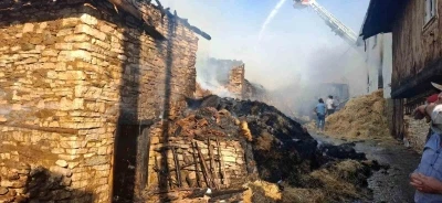 Kütahya’da köyde çıkan yangında 4 ev hasar gördü
