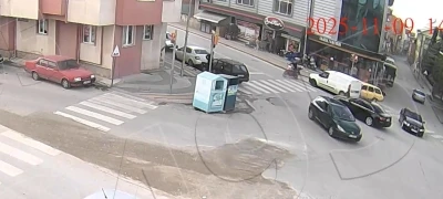 K&uuml;tahya&rsquo;da kuryeye yaya ge&ccedil;idinde otomobil &ccedil;arptı
