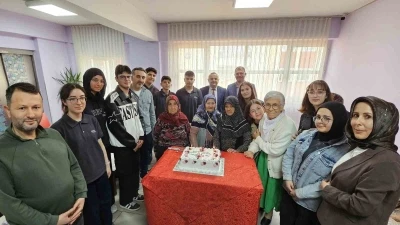 K&uuml;tahya&rsquo;da lise &ouml;ğrencilerinden anlamlı huzurevi ziyareti
