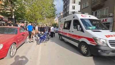 K&uuml;tahya&rsquo;da motosiklet yayaya &ccedil;arptı: 2 yaralı
