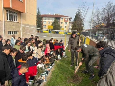 K&uuml;tahya&rsquo;da &ouml;ğrenciler fidanları toprakla buluşturdu
