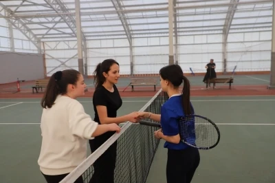 K&uuml;tahya&rsquo;da &rsquo;Okullar Arası Gen&ccedil;ler Tenis M&uuml;sabakaları&rsquo; tamamlandı
