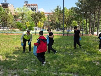 K&uuml;tahya&rsquo;da ortaokul &ouml;ğrencilerinden &ccedil;evreye &ouml;rnek etkinlik
