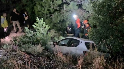 K&uuml;tahya&rsquo;da otomobil ile motosiklet &ccedil;arpışarak şarampole yuvarlandı: 5 yaralı
