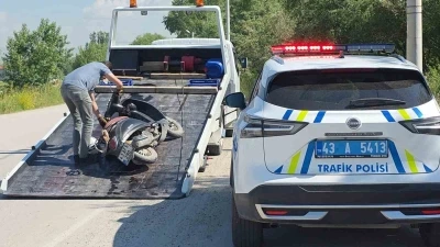 K&uuml;tahya&rsquo;da otomobil ile motosiklet &ccedil;arpıştı, s&uuml;r&uuml;c&uuml; ağır yaralandı
