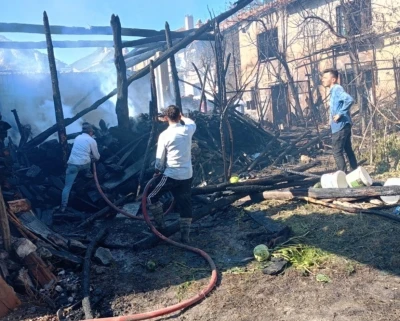 Kütahya’da otomobil patladı, çıkan yangında 3 ev kül oldu
