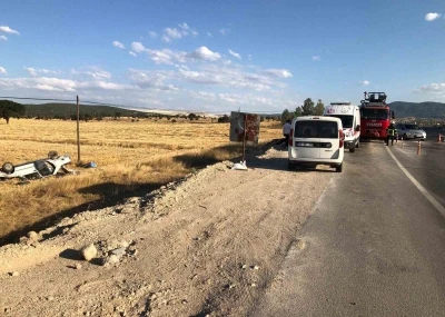 Kütahya’da otomobil tarlaya uçtu: 2 yaralı
