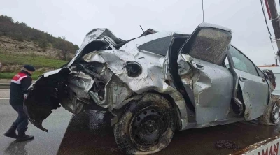 K&uuml;tahya&rsquo;da otomobil u&ccedil;uruma yuvarlandı: 1 &ouml;l&uuml;, 1 ağır yaralı
