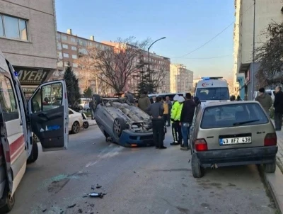 K&uuml;tahya&rsquo;da park halindeki ara&ccedil;lara &ccedil;arpan otomobil takla attı: 2 yaralı

