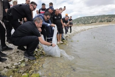 K&uuml;tahya&rsquo;da Porsuk Barajı G&ouml;leti&rsquo;ne 107 bin 500 balık yavrusu bırakıldı
