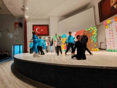 K&uuml;tahya&rsquo;da "Zamanda Aile Yolculuğu" adlı &ccedil;ocuk tiyatrosu son kez sahnelendi
