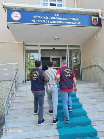 K&uuml;tahya&rsquo;da uyuşturucu su&ccedil;undan aranan h&uuml;k&uuml;ml&uuml; yakalandı
