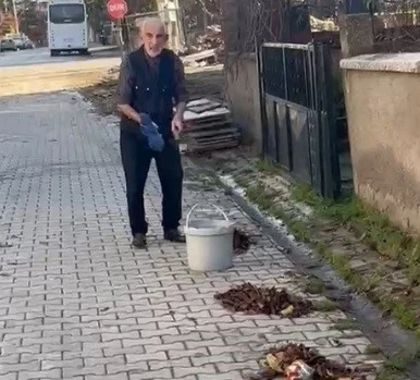 K&uuml;tahya&rsquo;da yaşlı adamdan &ccedil;evreye &ouml;rnek temizlik dersi
