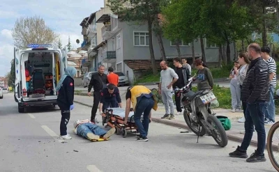 K&uuml;tahya&rsquo;da yayaya yol vermek i&ccedil;in duran otomobile motosiklet &ccedil;arptı: 1 yaralı
