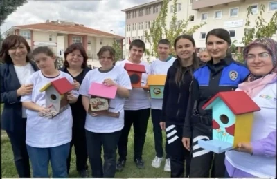 Kütahya emniyetinden özel öğrencilere yönelik ahşap kuş evleri boyama etkinliği
