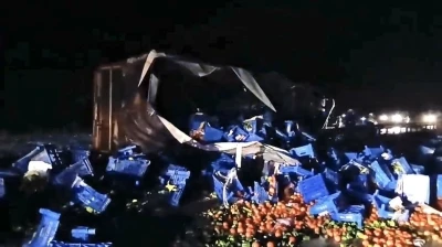 K&uuml;tahya-Eskişehir karayolunda meyve y&uuml;kl&uuml; tır devrildi
