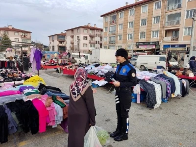 K&uuml;tahya İl Emniyet M&uuml;d&uuml;rl&uuml;ğ&uuml;&rsquo;nden semt pazarlarında bilgilendirme &ccedil;alışması
