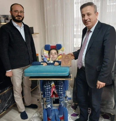 K&uuml;tahya İl M&uuml;ft&uuml;l&uuml;ğ&uuml;nden evinde eğitim g&ouml;ren hasta &ouml;ğrenciye anlamlı ziyaret
