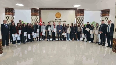 K&uuml;tahya&rsquo;nın başarılı &ouml;ğrenciler &ouml;d&uuml;llendirildi
