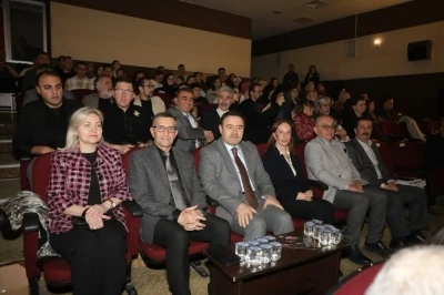 K&uuml;tahya protokol&uuml; "Devlet Ana" adlı tiyatro oyununu izledi
