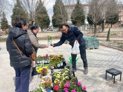 K&uuml;tahya Tavşanlı&rsquo;da bayram &ouml;ncesi mezarlıkta &ccedil;i&ccedil;ek yoğunluğu
