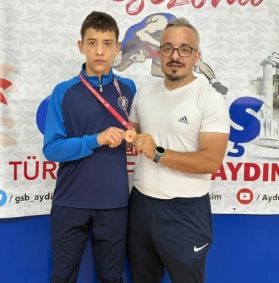 K&uuml;tahyalı g&uuml;reş&ccedil;i Mert Başarı T&uuml;rkiye &uuml;&ccedil;&uuml;nc&uuml;s&uuml; oldu
