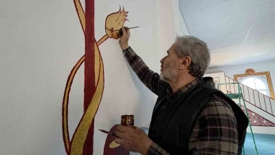 K&uuml;tahyalı imam g&ouml;rev yaptığı camileri hat ve nakkaş sanatı ile s&uuml;sl&uuml;yor
