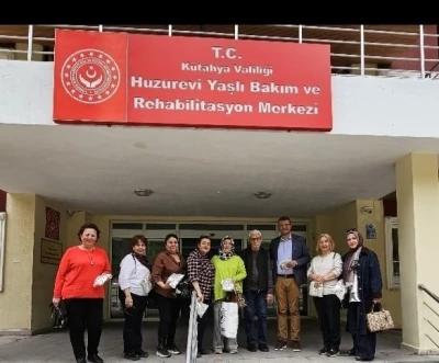 K&uuml;tahyalı kadınlar huzurevindeki yaşlılar i&ccedil;in lif &ouml;rd&uuml;
