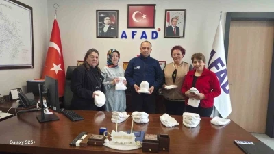 K&uuml;tahyalı kadınlar &ouml;rd&uuml;kleri bereleri AFAD&rsquo;a teslim etti
