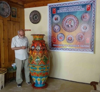 Kütahyalı sanatçıdan 165 santimetrelik vazo ile 8 devlet büyüğüne vefa
