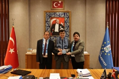 K&uuml;tahyaspor&rsquo;un 60. yıl alb&uuml;m&uuml; y&ouml;neticilere takdim edildi
