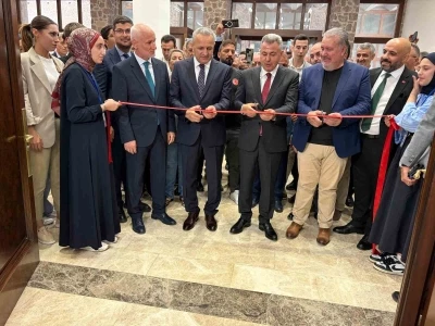 Kutsal emanetler İzmir’de ziyarete açıldı
